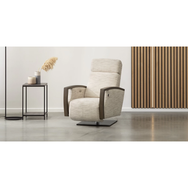 AMBER fotelis su ąžuolo porankiais