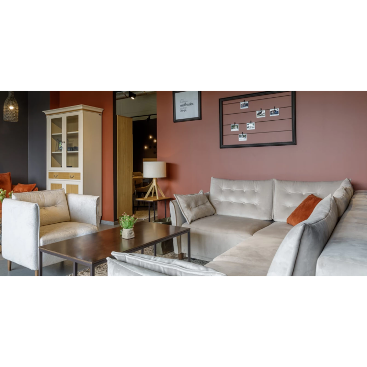Elegantiškas fotelis su aukštomis kojelėmis