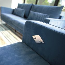 Garda elegantiška sofa su aukštomis kojelėmis