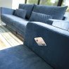 Garda elegantiška sofa su aukštomis kojelėmis